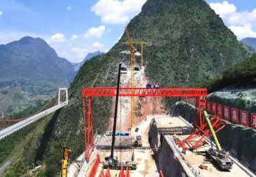 龙门吊和钢丝绳电动葫芦提高了乌蒙山特大桥建设水平